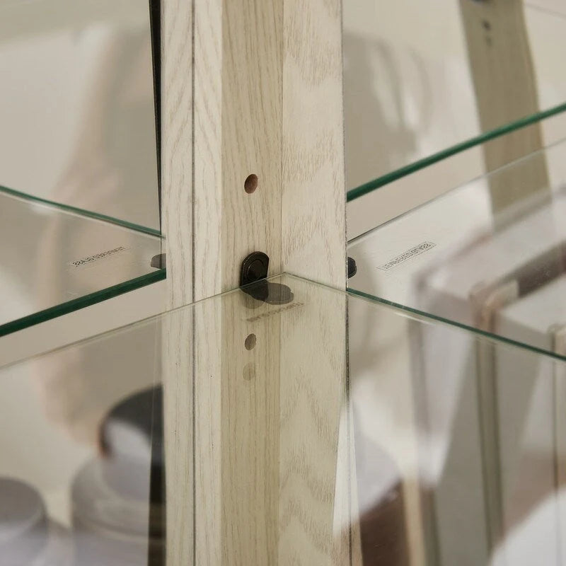 Beleuchteter Eckschrank mit integrierter Beleuchtung