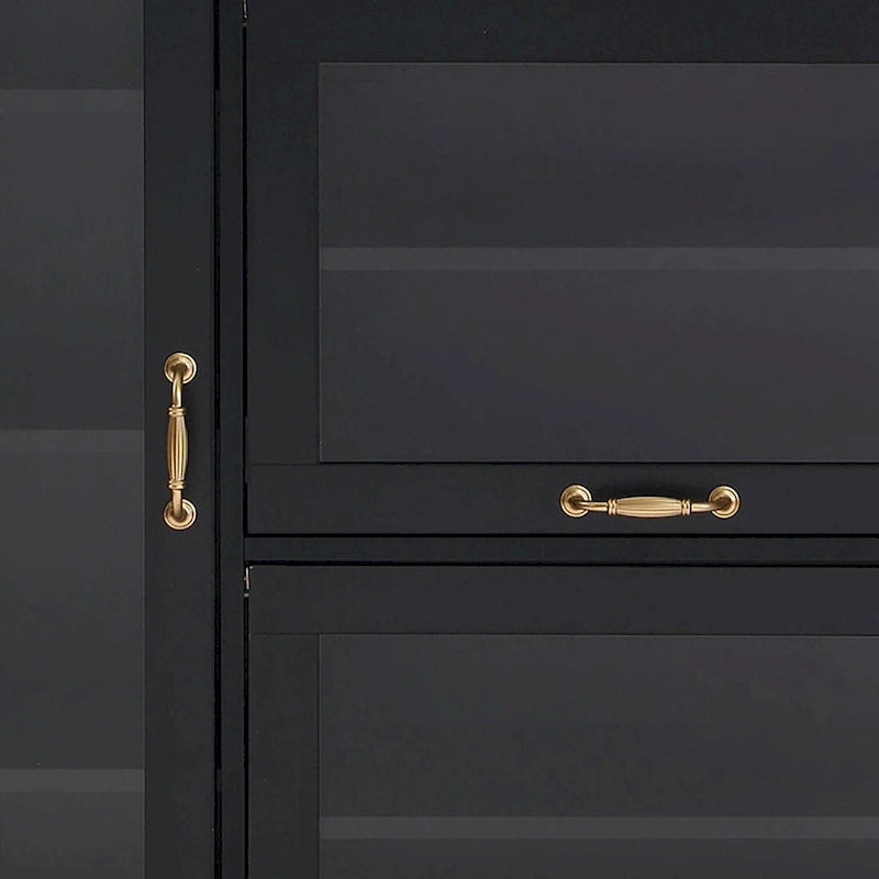 Eleganter Schuhschrank aus Holz mit goldenen Metallgriffen