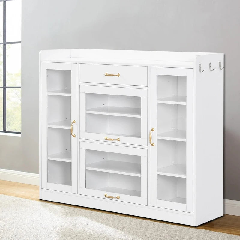 Eleganter Schuhschrank aus Holz mit goldenen Metallgriffen
