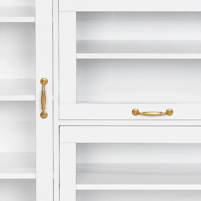 Eleganter Schuhschrank aus Holz mit goldenen Metallgriffen