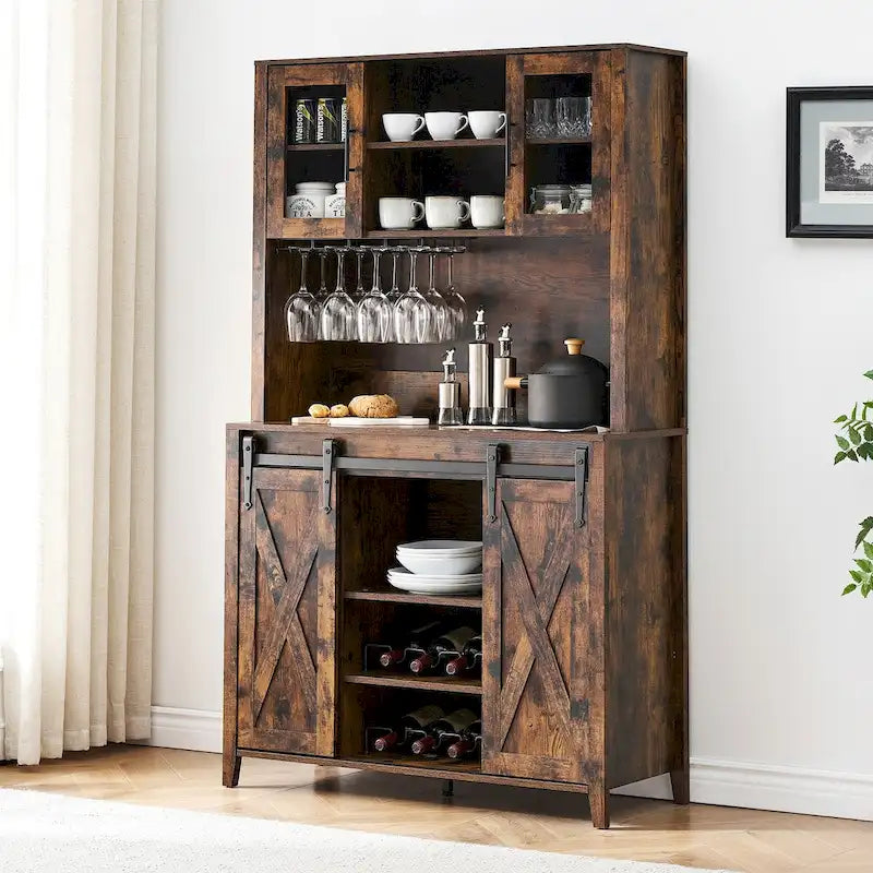 Weinregal im Landhausstil mit Schiebetür im Scheunentor-Stil