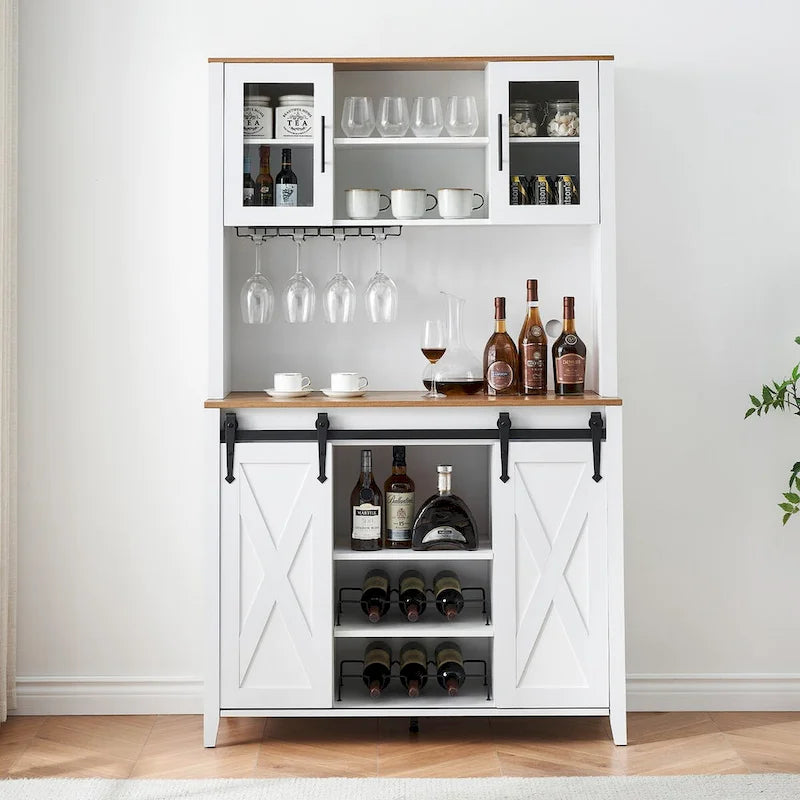Weinregal im Landhausstil mit Schiebetür im Scheunentor-Stil