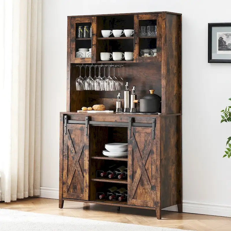 Weinregal im Landhausstil mit Schiebetür im Scheunentor-Stil