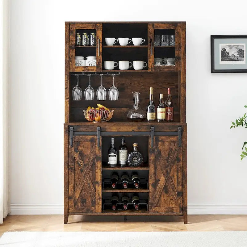 Weinregal im Landhausstil mit Schiebetür im Scheunentor-Stil