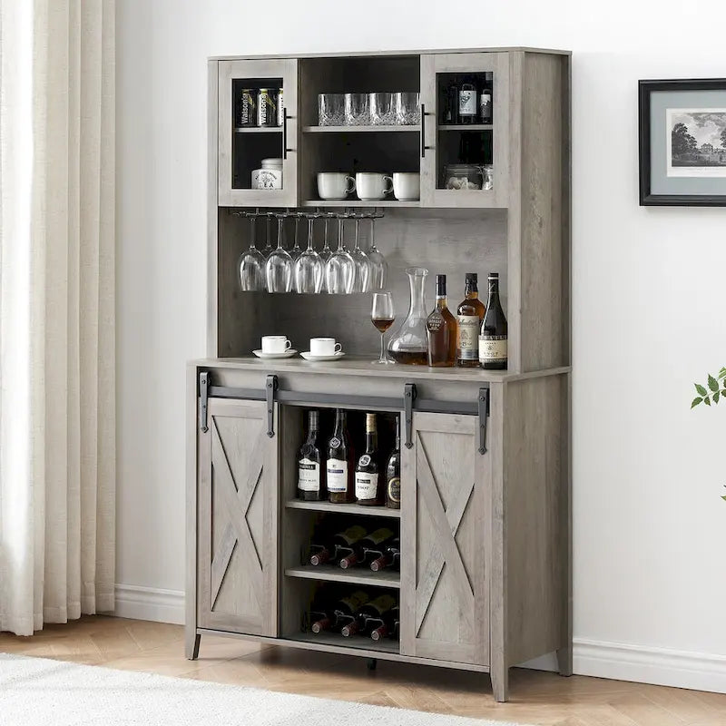 Weinregal im Landhausstil mit Schiebetür im Scheunentor-Stil