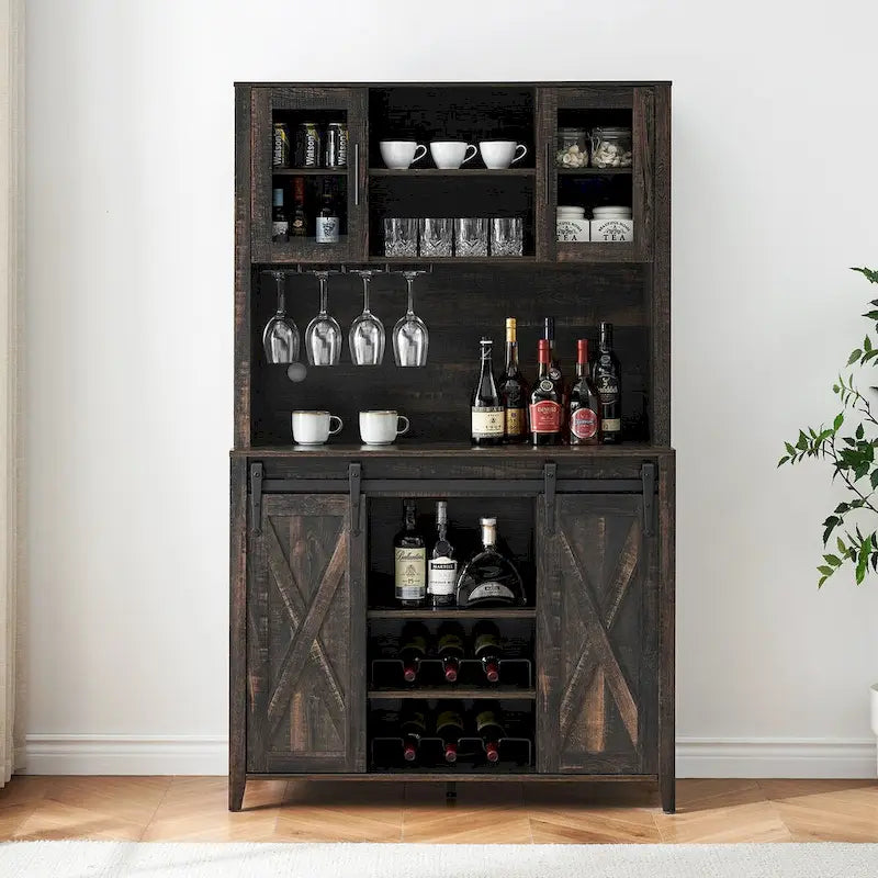 Weinregal im Landhausstil mit Schiebetür im Scheunentor-Stil
